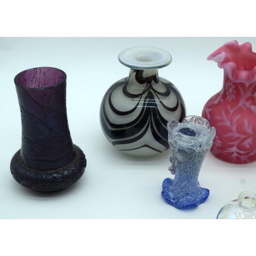 2523 - A small collection of glass vases and decorative items largest 17cm (6).