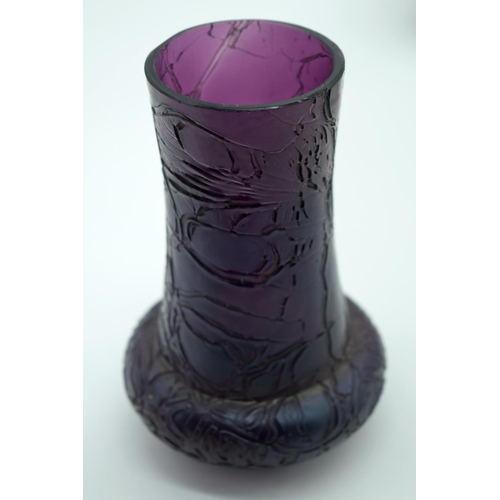 2523 - A small collection of glass vases and decorative items largest 17cm (6).