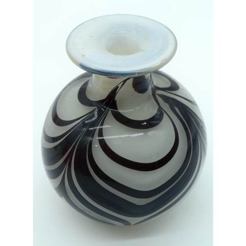 2523 - A small collection of glass vases and decorative items largest 17cm (6).