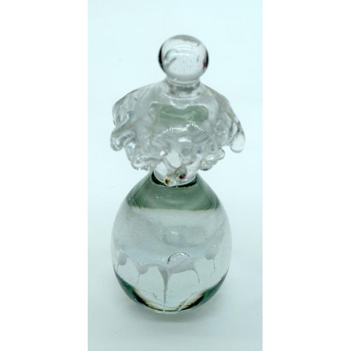 2523 - A small collection of glass vases and decorative items largest 17cm (6).