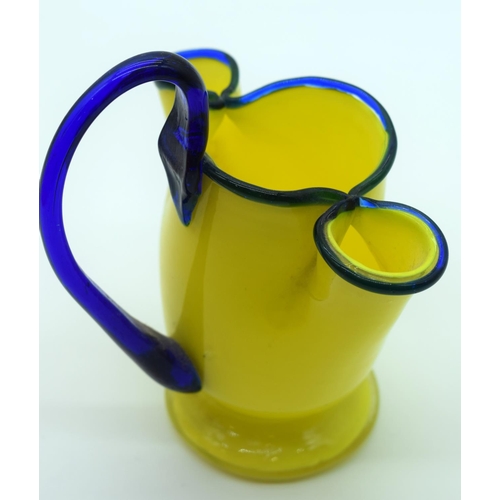 2523 - A small collection of glass vases and decorative items largest 17cm (6).