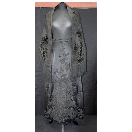 2544 - A vintage heavy satin skirt together with a shawl (2)