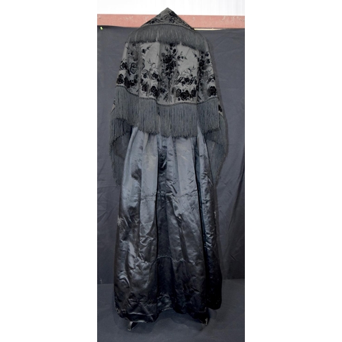 2544 - A vintage heavy satin skirt together with a shawl (2)