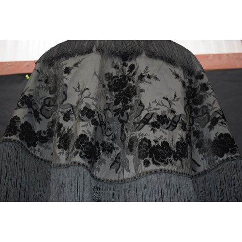 2544 - A vintage heavy satin skirt together with a shawl (2)