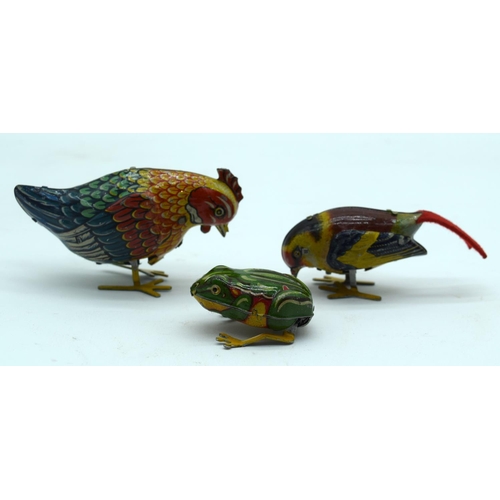 2546 - Three vintage clock work  tin birds 5cm (3).