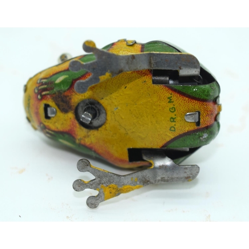 2546 - Three vintage clock work  tin birds 5cm (3).