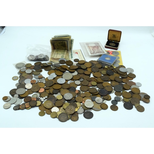 2549 - A collection of worldwide coins and notes (qty).