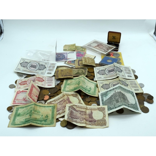 2549 - A collection of worldwide coins and notes (qty).