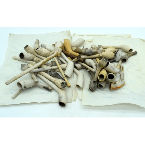 2551 - A collection of antique clay pipes (Qty).
