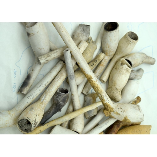 2551 - A collection of antique clay pipes (Qty).