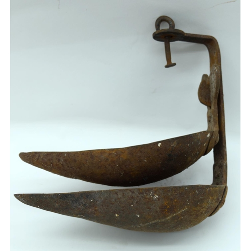2564 - An engraved horn cup together with a pair of iron oil lamps and a bronze bell sounder. 24cm (4)