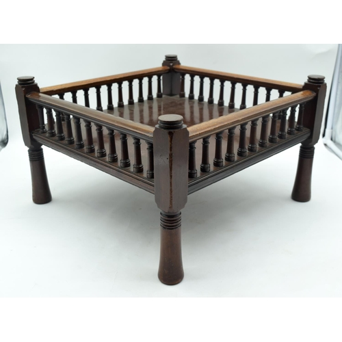 2565 - A 19th Century Mahogany Low stand . 24 x 39 cm