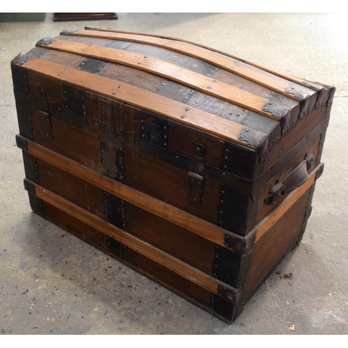 2578 - A RARE VINTAGE SCOTTISH CHELTHENAM TRUNK G G Peterkin of Aberdeen, with original interior. 72 cm x 4... 