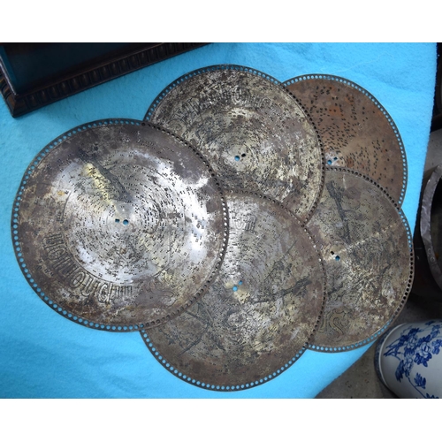 2589 - AN ANTIQUE SWISS MUSICAL SYMPHONIOM with separate discs. 45 cm x 22.5 cm.