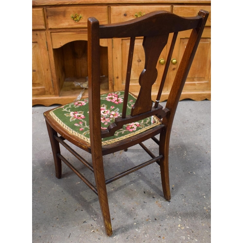 2605 - AN EDWARDIAN MAHOGANY ART NOUVEAU CHAIR. 79 cm x 43 cm.