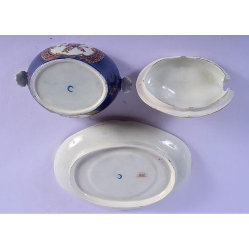 159 - Worcester sauce tureen and cover with stand c.1770-75, the oval form painted with panels of polychro... 
