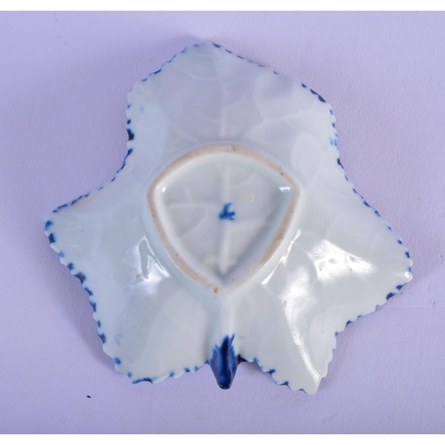 169 - 18th c. Worcester good leaf shaped dish painted with the Pickle Leaf Vine pattern, workmans mark.  ... 