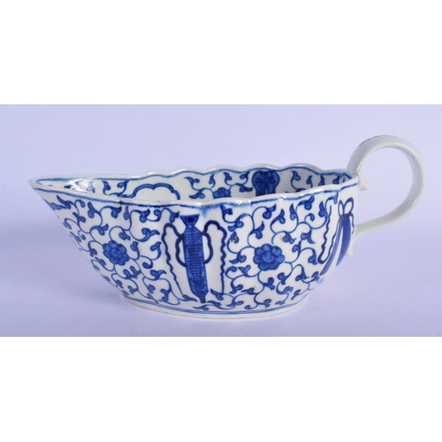 171 - Worcester blue and white sauceboat c.1780, the fluted form painted in the Chinese manner with the Hu... 