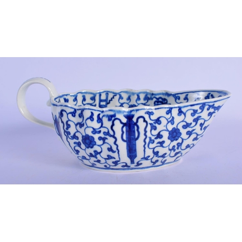 171 - Worcester blue and white sauceboat c.1780, the fluted form painted in the Chinese manner with the Hu... 