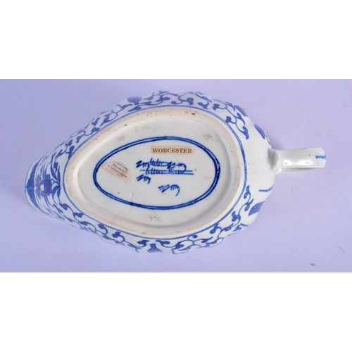 171 - Worcester blue and white sauceboat c.1780, the fluted form painted in the Chinese manner with the Hu... 