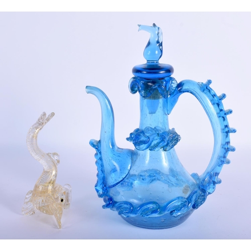 25 - AN UNUSUAL VINTAGE VENETIAN GLASS FISH together with a similar ewer and cover. Largest 17 cm high. (... 