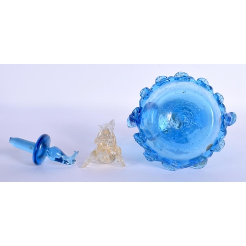 25 - AN UNUSUAL VINTAGE VENETIAN GLASS FISH together with a similar ewer and cover. Largest 17 cm high. (... 