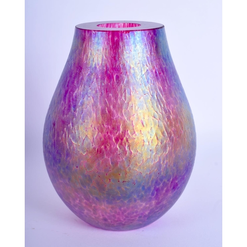 29 - A LOVELY IRIDESCENT TIFFANY STYLE FAVRILLE TYPE GLASS VASE with rippled decoration. 10 cm high.