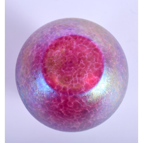 29 - A LOVELY IRIDESCENT TIFFANY STYLE FAVRILLE TYPE GLASS VASE with rippled decoration. 10 cm high.