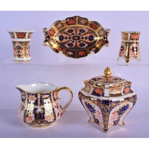 323 - ASSORTED ROYAL CROWN DERBY IMARI WARES. Largest 11 cm x 9 cm. (5)