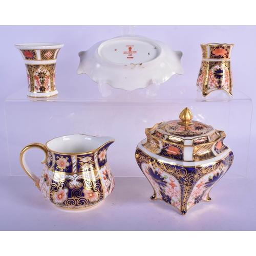 323 - ASSORTED ROYAL CROWN DERBY IMARI WARES. Largest 11 cm x 9 cm. (5)