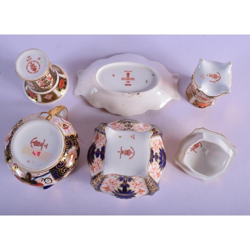 323 - ASSORTED ROYAL CROWN DERBY IMARI WARES. Largest 11 cm x 9 cm. (5)