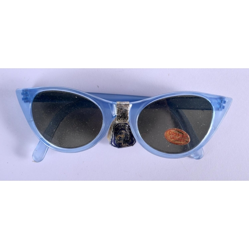 343 - A VINTAGE SUNGLASSES GLAMOURISE YOUR EYES SHOP DISPLAY. 45 cm x 20 cm.