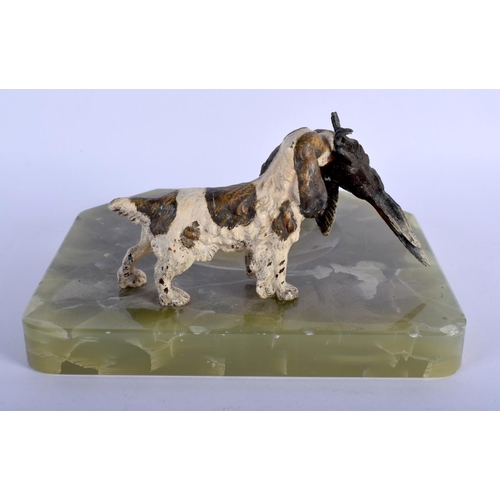 352 - AN ART DECO COLD PAINTED BRONZE ASHTRAY modelled as a hound holding a game bird. 17 cm x 17 cm.