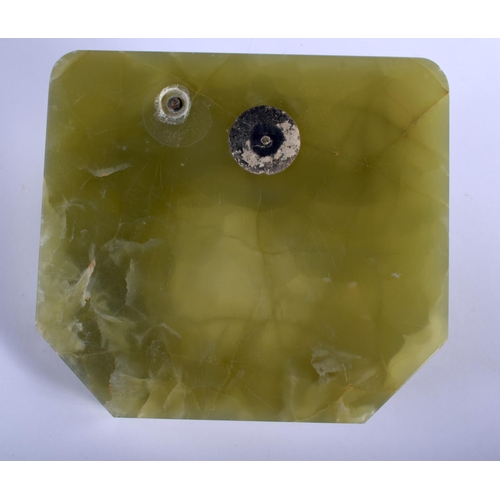 352 - AN ART DECO COLD PAINTED BRONZE ASHTRAY modelled as a hound holding a game bird. 17 cm x 17 cm.