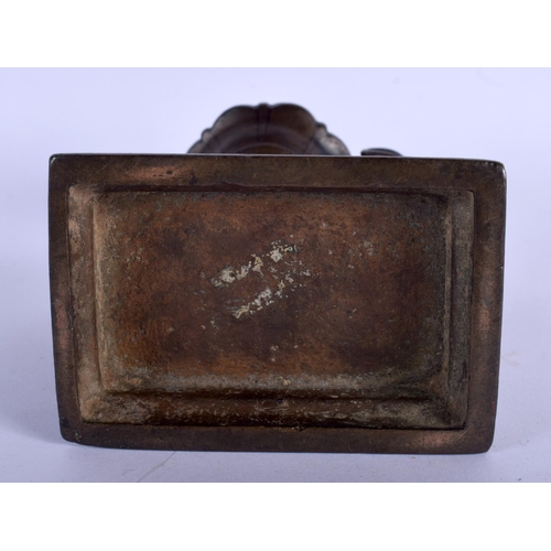 355 - A 17TH/18TH CENTURY CONTINENTAL AQUAMANILE TYPE BRONZE decorated with motifs. 10 cm x 12 cm.