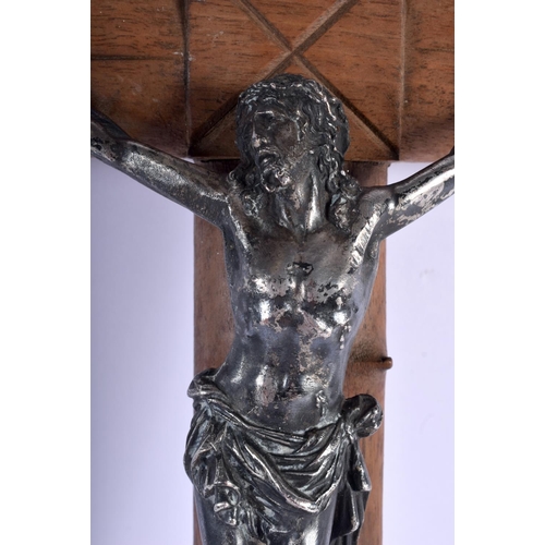 385 - AN ANTIQUE EUROPEAN CARVED WOOD AND SILVERED METAL CORPUS CHRISTI. 45 cm x 22 cm.