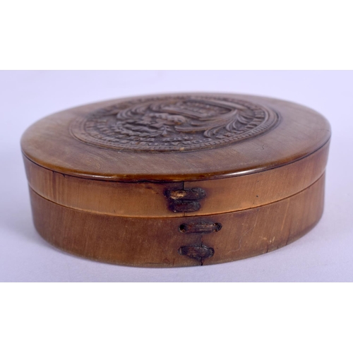 415 - AN 18TH CENTURY EUROPEAN HORN CIRCULAR BOX AND COVER decorated with foliage and urns. 7.5 cm diamete... 
