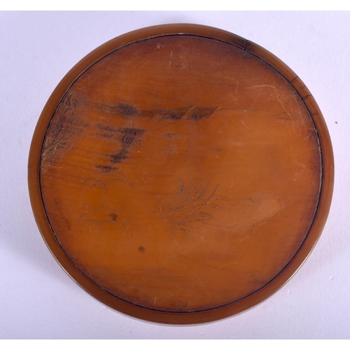 415 - AN 18TH CENTURY EUROPEAN HORN CIRCULAR BOX AND COVER decorated with foliage and urns. 7.5 cm diamete... 