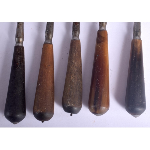 439 - ASSORTED 19TH CENTURY CONTINENTAL CARVED RHINOCEROS HORN CUTLERY in various forms and sizes. Largest... 