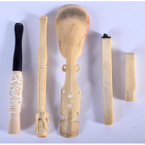 465 - AN ANTIQUE GERMAN CARVED HORN STAG SPOON together with cheroots etc. Largest 15 cm long. (5)