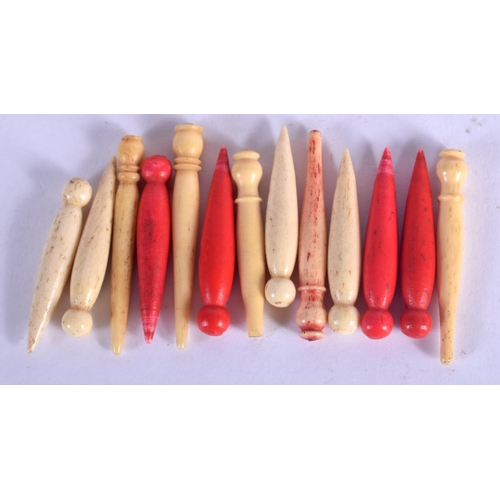477 - AN ANTIQUE CARVED AND STAINED BONE CHESS SET within a cribbage case. Largest 6.5 cm high. (qty)