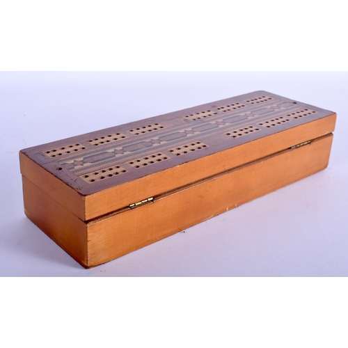 477 - AN ANTIQUE CARVED AND STAINED BONE CHESS SET within a cribbage case. Largest 6.5 cm high. (qty)