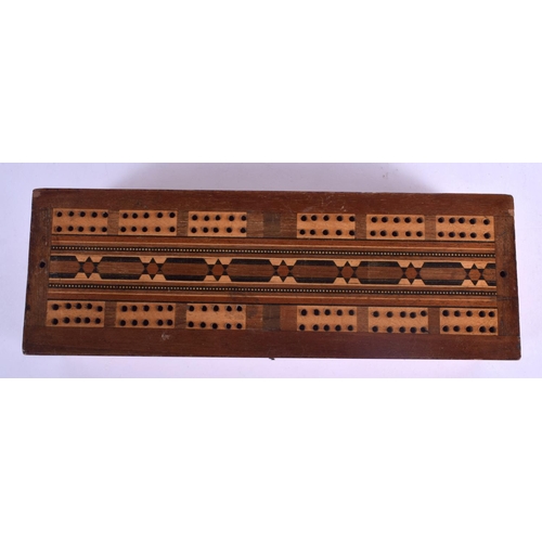 477 - AN ANTIQUE CARVED AND STAINED BONE CHESS SET within a cribbage case. Largest 6.5 cm high. (qty)