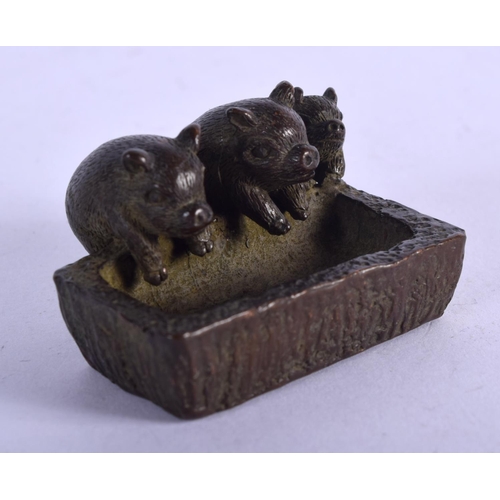 1000 - A JAPANESE BRONZE PIG OKIMONO. 101 grams. 3.75 cm x 4.5 cm.