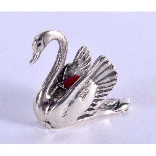 1002 - A SILVER SWAN. 5 grams. 2.5 cm x 1.5 cm.