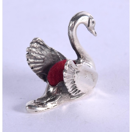 1002 - A SILVER SWAN. 5 grams. 2.5 cm x 1.5 cm.