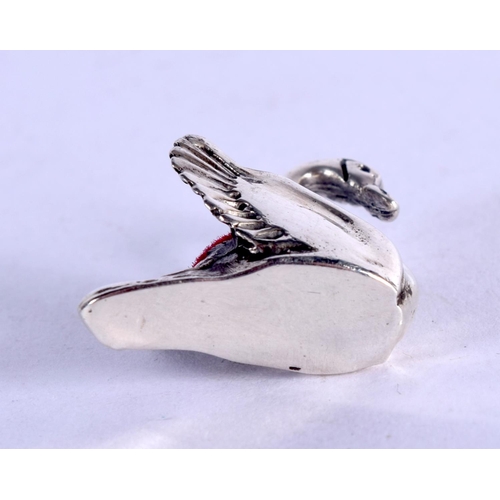 1002 - A SILVER SWAN. 5 grams. 2.5 cm x 1.5 cm.