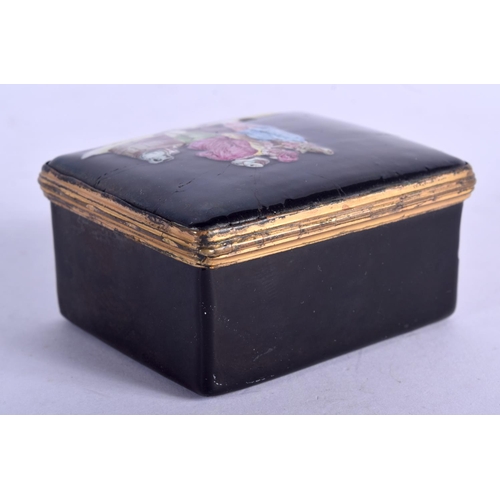 1006 - AN 18TH/19TH CENTURY CONTINENTAL ENAMELLED SNUFF BOX painted with three figures drinking ale. 6.5 cm... 