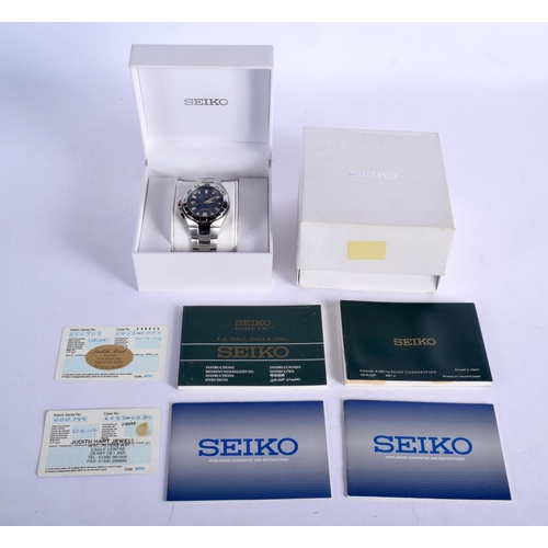 1086 - A BOXED SEIKO KINETIC WRISTWATCH.  Dial 4.8cm inc crown, weight 157g