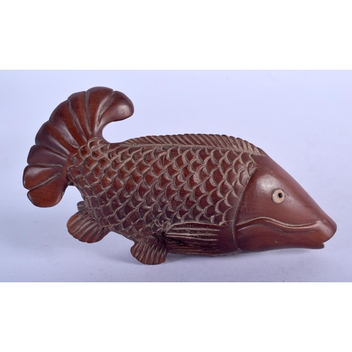 1121 - JAPANESE WOOD BOX IN FOR FORM OF A FISH.  12.7cm x 5.6cm, weight 80.4g